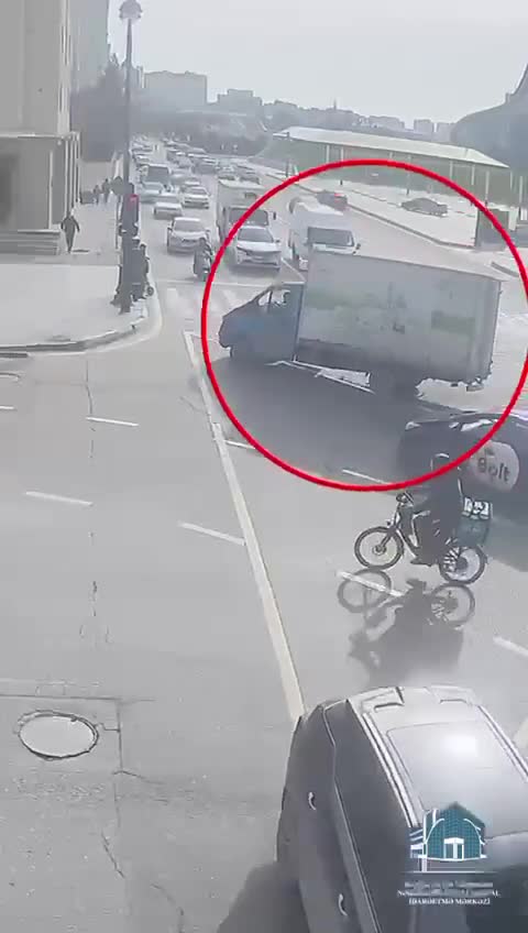 Firma maşını ilə “hoqqa verən” sürücü qayda pozub qəzaya düşdü