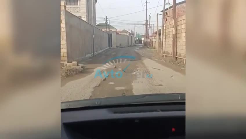 Coratda yol çökür: Asfaltın altındakı su boruları üzə çıxıb