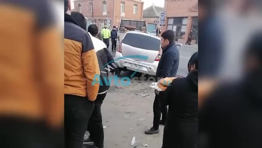 Gəncədə “Hyundai” və “Dacia” toqquşdu, iki nəfər yaralandı 