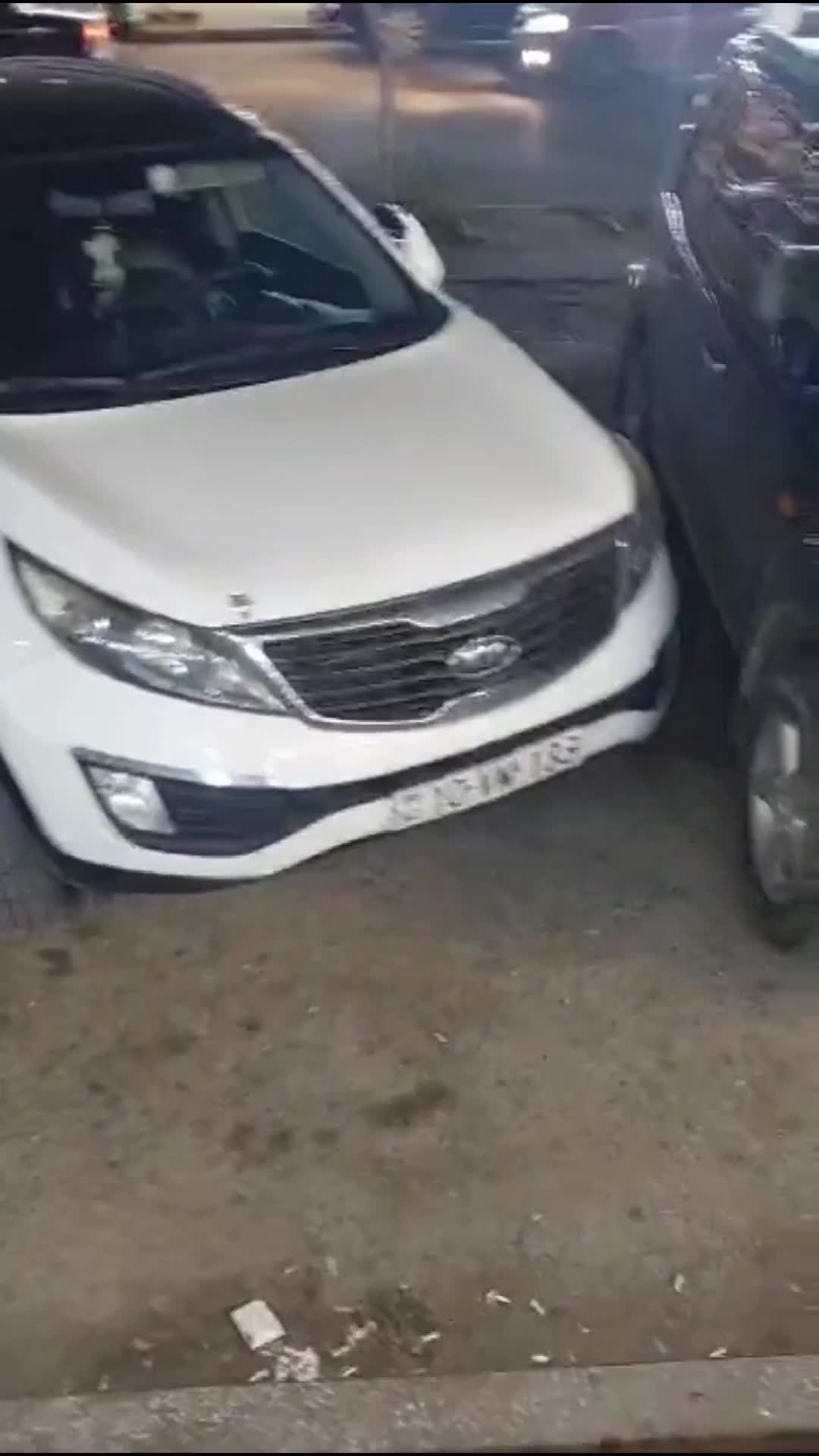 Sürücülər maşını səkidə saxlayıb mağazanın girişini bağladı