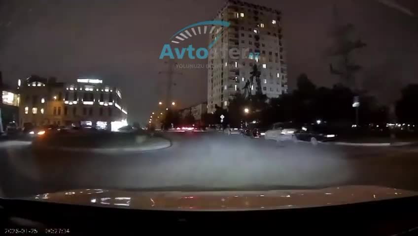 Qayda pozan piyadalar qışqıraraq sürücünü günahkar çıxardılar