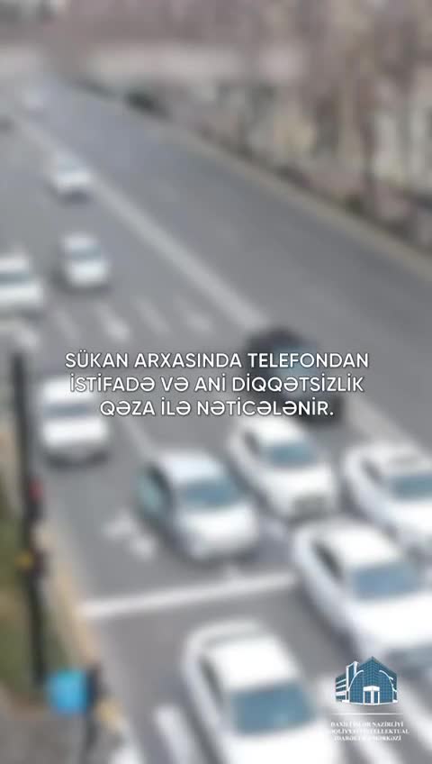 Sükan arxasında telefonla oynayan sürücü qəza törətdi