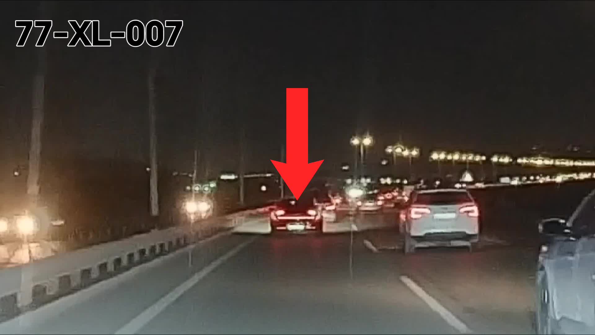 Sol zolaqda asta gedən sürücü ötmə edənlərin yolunu kəsdi 