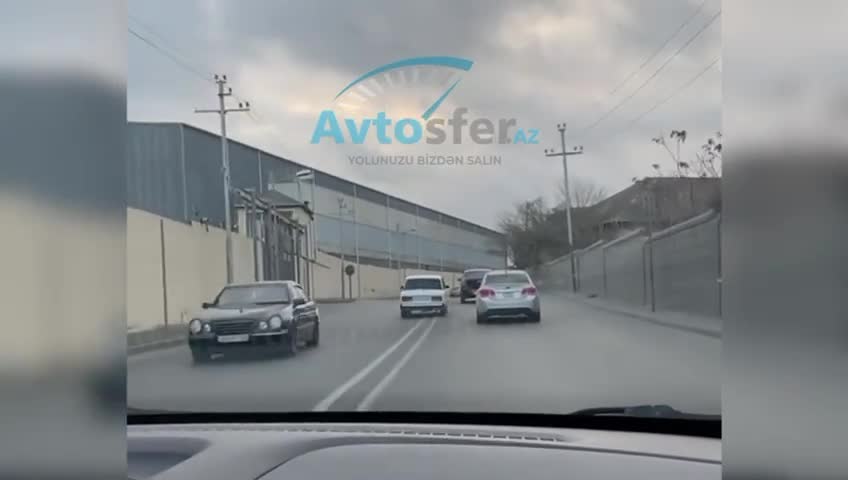 Biləcəridə əks yola çıxan sürücü qarşıdan gələnləri riskə atdı 