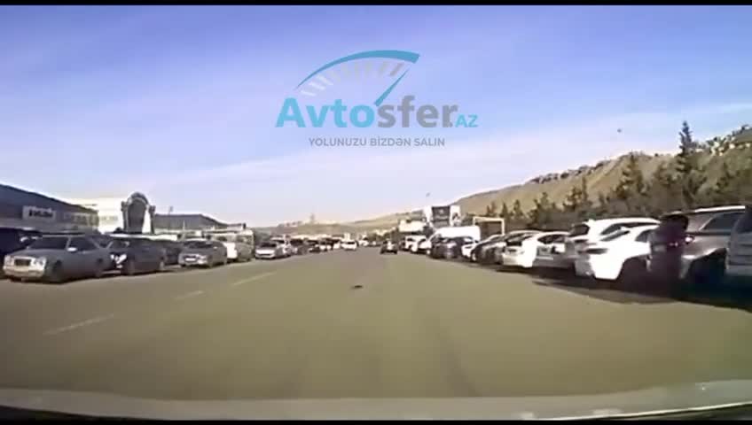 Yola baxmadan manevr edən taksi sürücüsü qəza şəraiti yaratdı