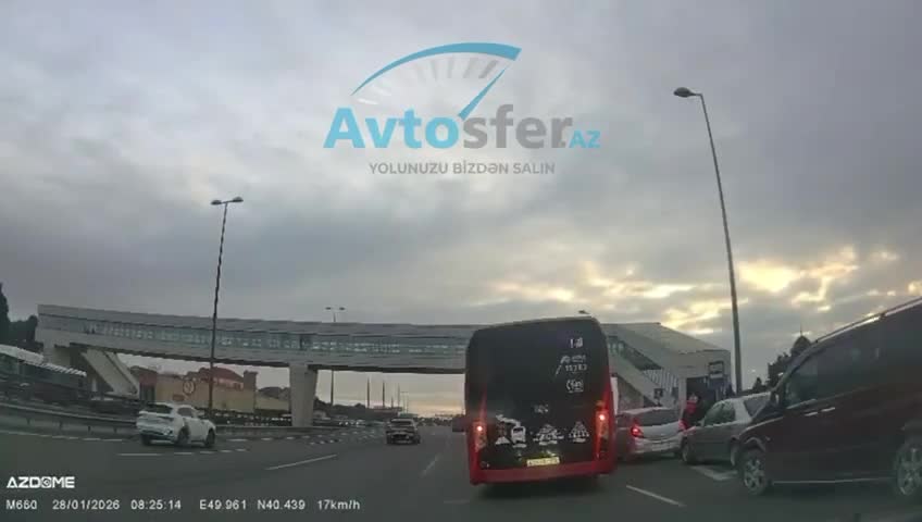 Avtobuslar taksilərin əlindən dayanacağa daxil ola bilmir