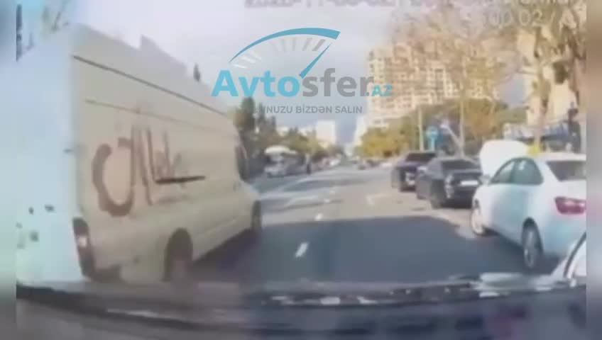 Maşının qapısını qəfil açan sərnişin qəzaya səbəb oldu