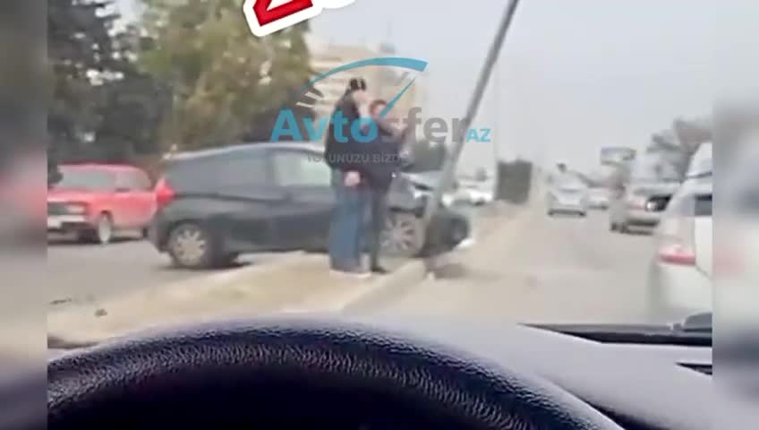 Bakıda qəza: “Nissan” bordürə çıxaraq işıq dirəyinə çırpıldı 