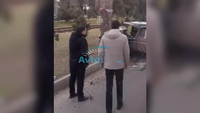 Suraxanıda idarəetmədən çıxan “VAZ” ağaca çırpıldı