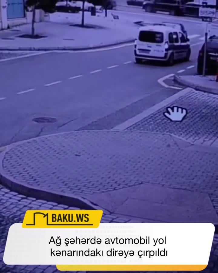 Ağ şəhərdə avtomobil yol kənarındakı dirəyə çırpıldı