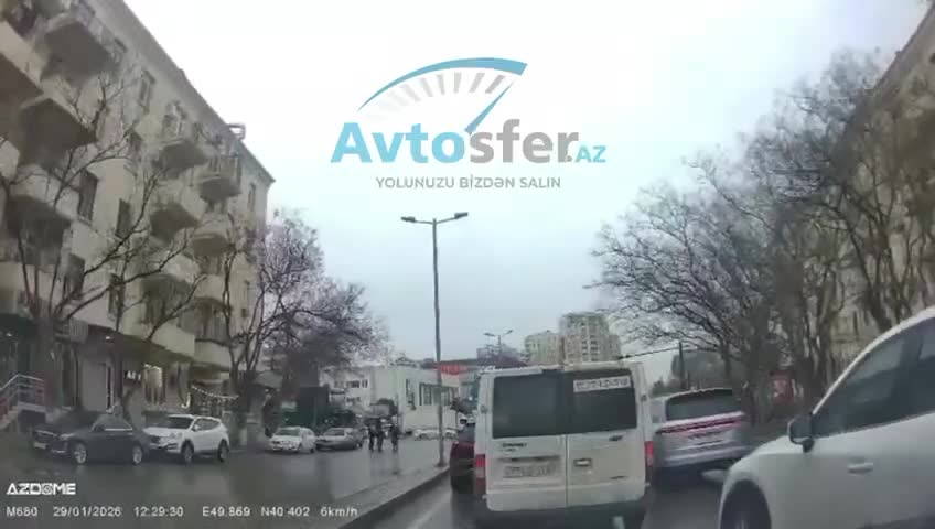 Qayda pozan qadın sürücü az qala qəza törədəcəkdi