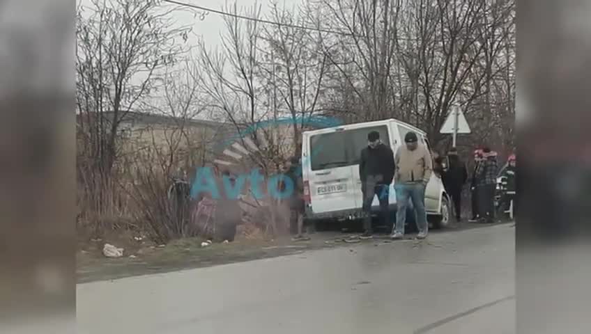 Yük maşınına çırpılan “Chevrolet” dərəyə düşdü 