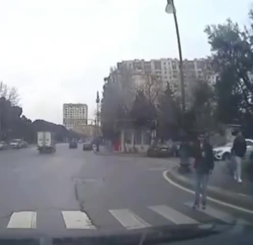 Piyadalar keçidin üzərində gözləyir, sürücülərə cərimə gəlir