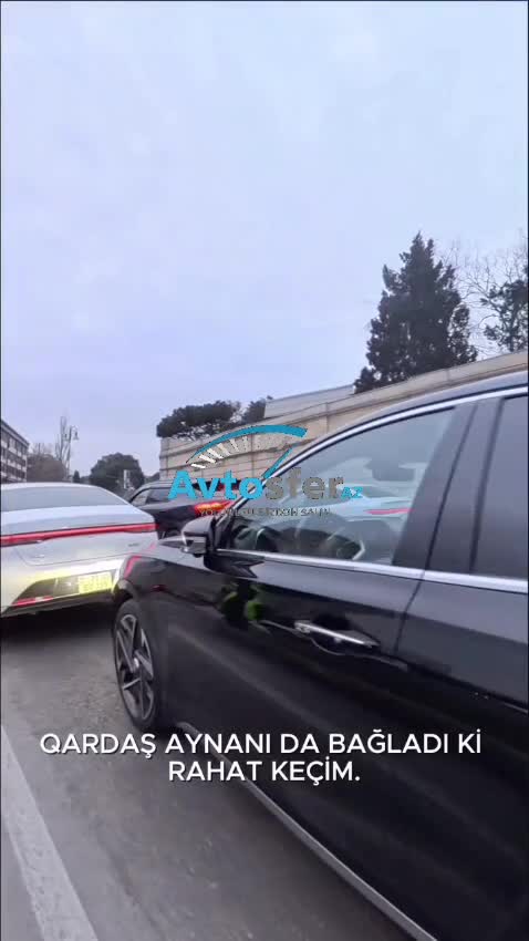 Motosiklet sürücüsü avtomobilin göstərdiyi jest