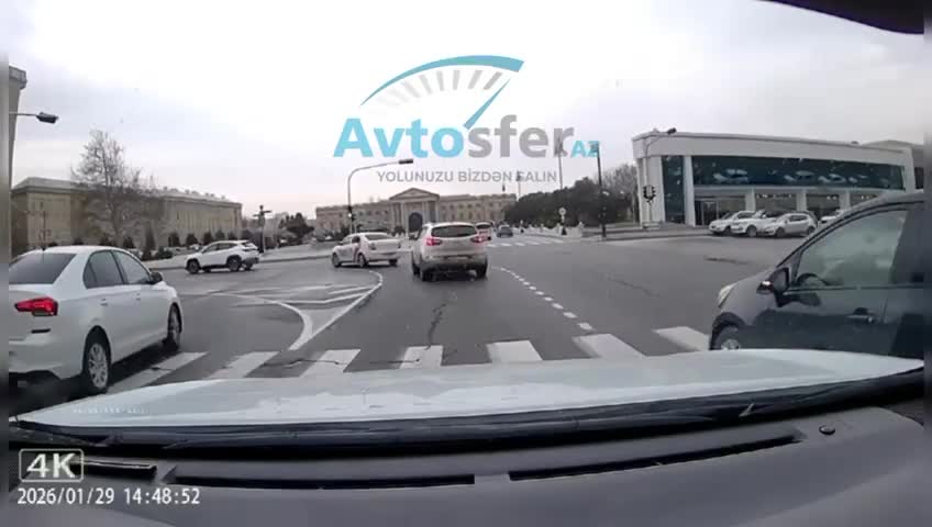 Zolağına sığmayan sürücü yolayrıcında qəza şəraiti yaratdı 