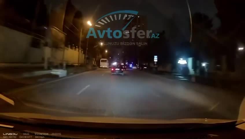 Avtobusun önündən qəfil yola çıxan piyada