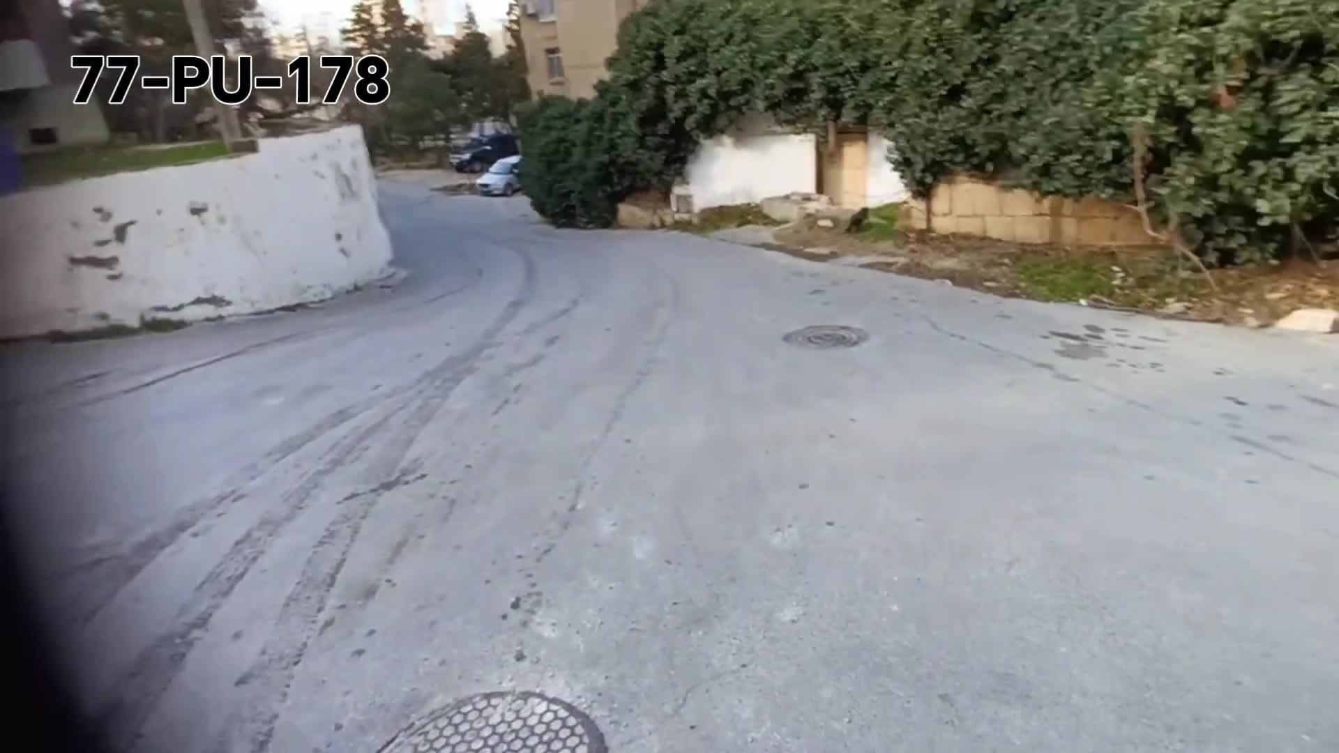 Digər avtomobilin qarşısında park edən sürücü