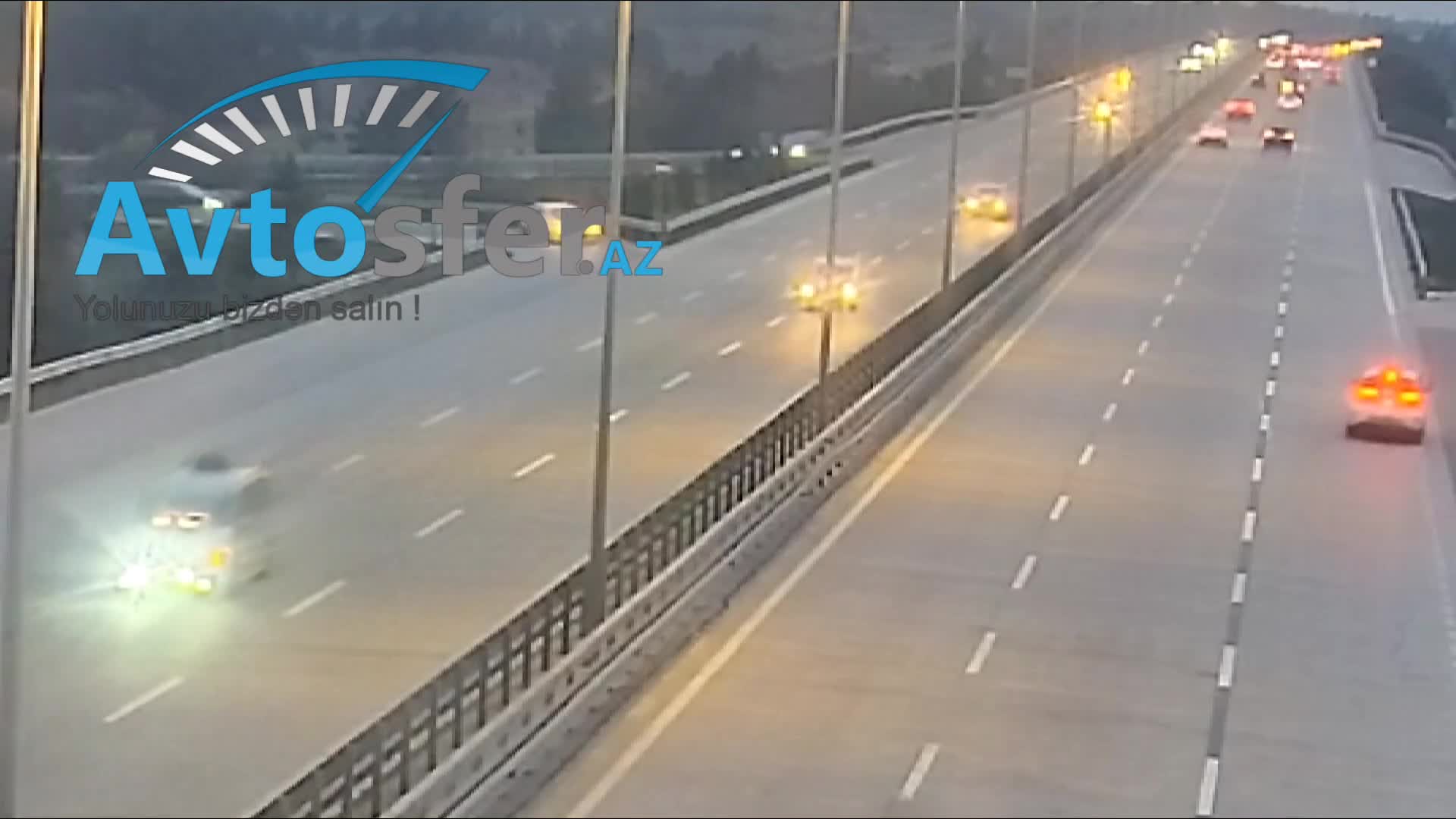 Özünü itirən sürücü iki dəfə dəmirlərə çırpıldı