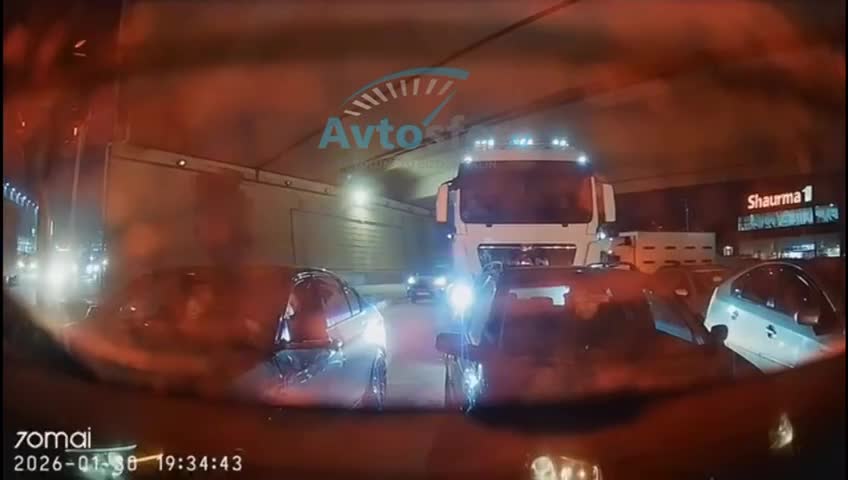 Dairədə qaydaları pozan sürücü hərəkəti ləngidib təhlükə yaratdı