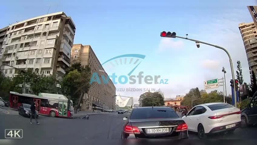 Skuterlə yolu kor-koranə keçən oğlan avtobusa çırpıldı 