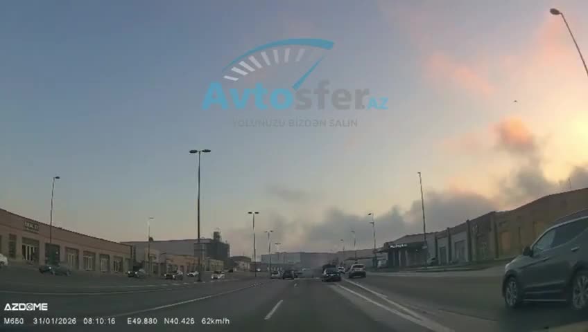 Başı maşına qarışan sürücü ayağını zolağa çıxarıb təhlükə yaratdı