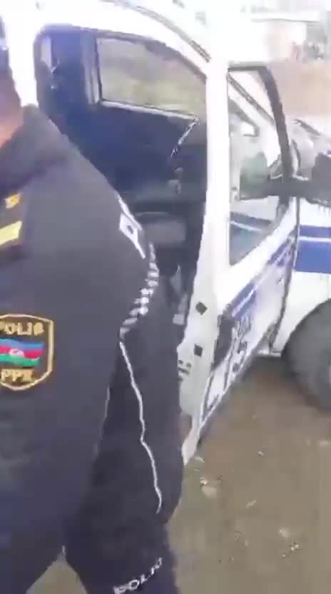 Polis azyaşlını su kanalından çıxardı