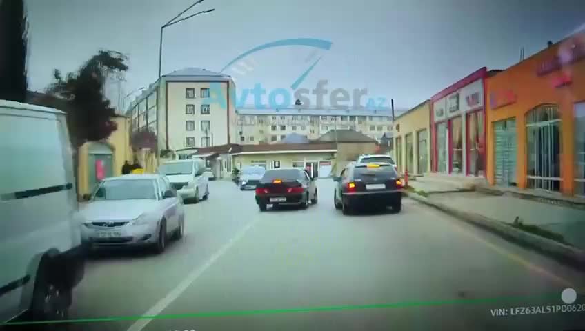 Güzgüyə baxmadan manevr edən sürücü az qala qəza törədirdi