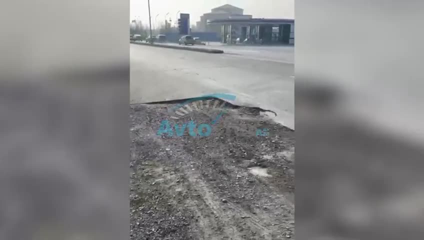 Bu ərazidə yolun bir hissəsi qazılıb, nişan yerinə daş qoyulub