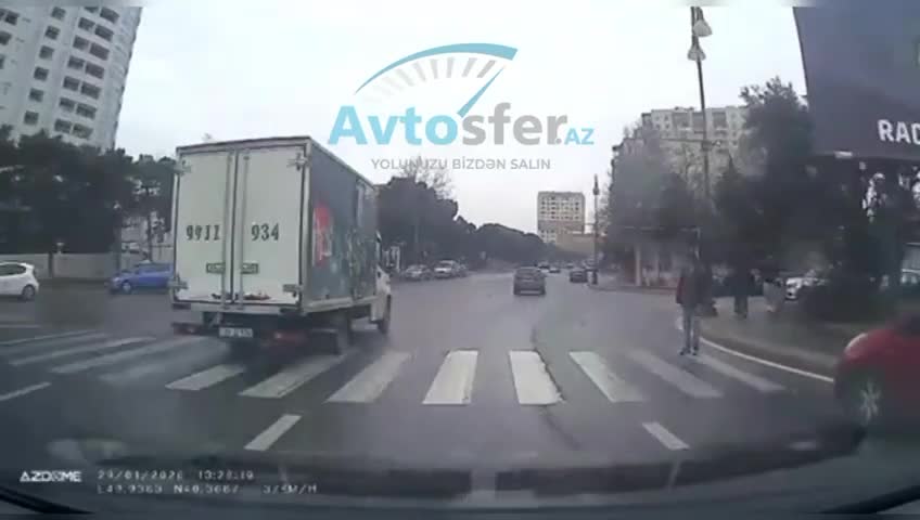 Keçiddə dayanan piyada sürücünü boş yerə saxlatdırdı