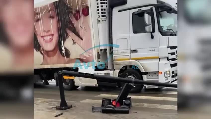 Lökbatanda güclü külək işıqforu qırıb yola aşırdı