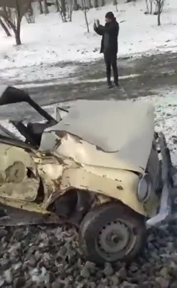 Xaçmazda maşın dəmir yoluna çıxıb qatarla toqquşdu