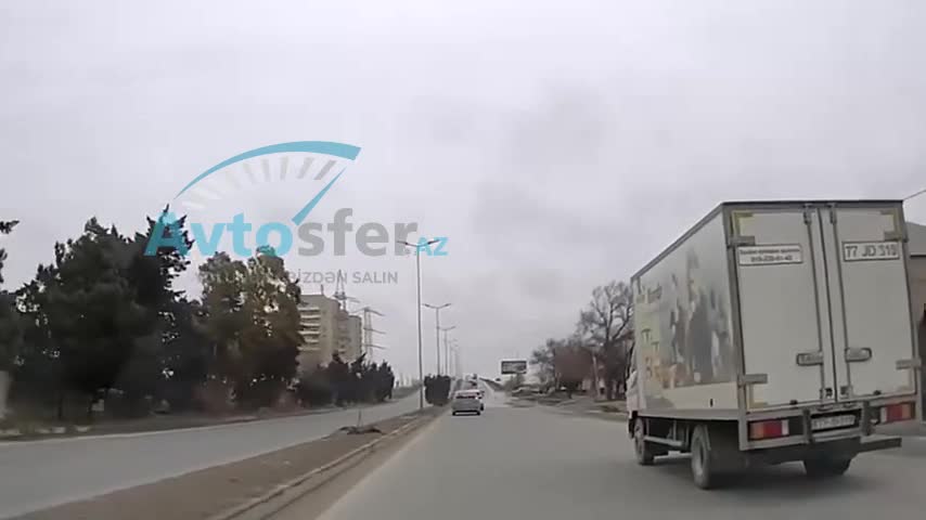 Suyu maşına sıçratdı