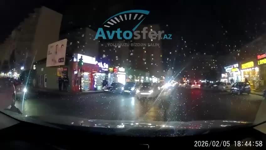 Qaydalardan bixəbər sürücü yolu kəsib çıxılmaz vəziyyətə düşdü