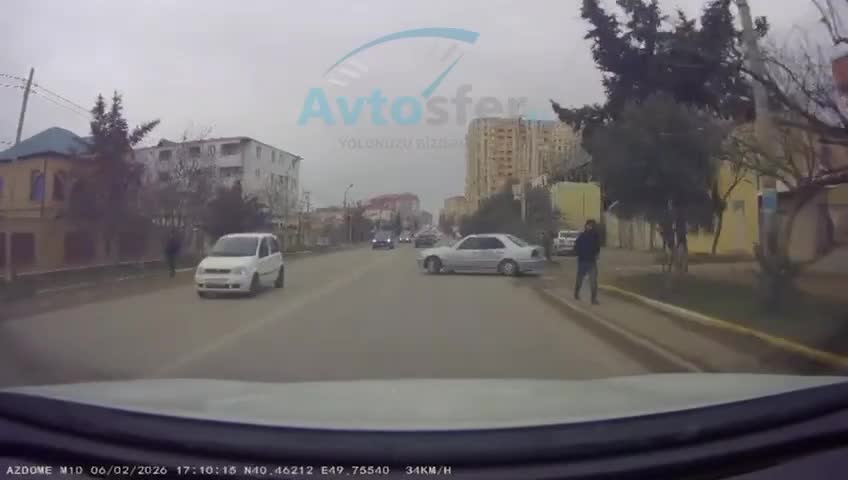 Piyadanı az qala vuran sürücü 