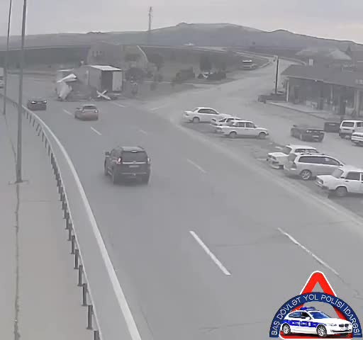 İki yük maşını toqquşub