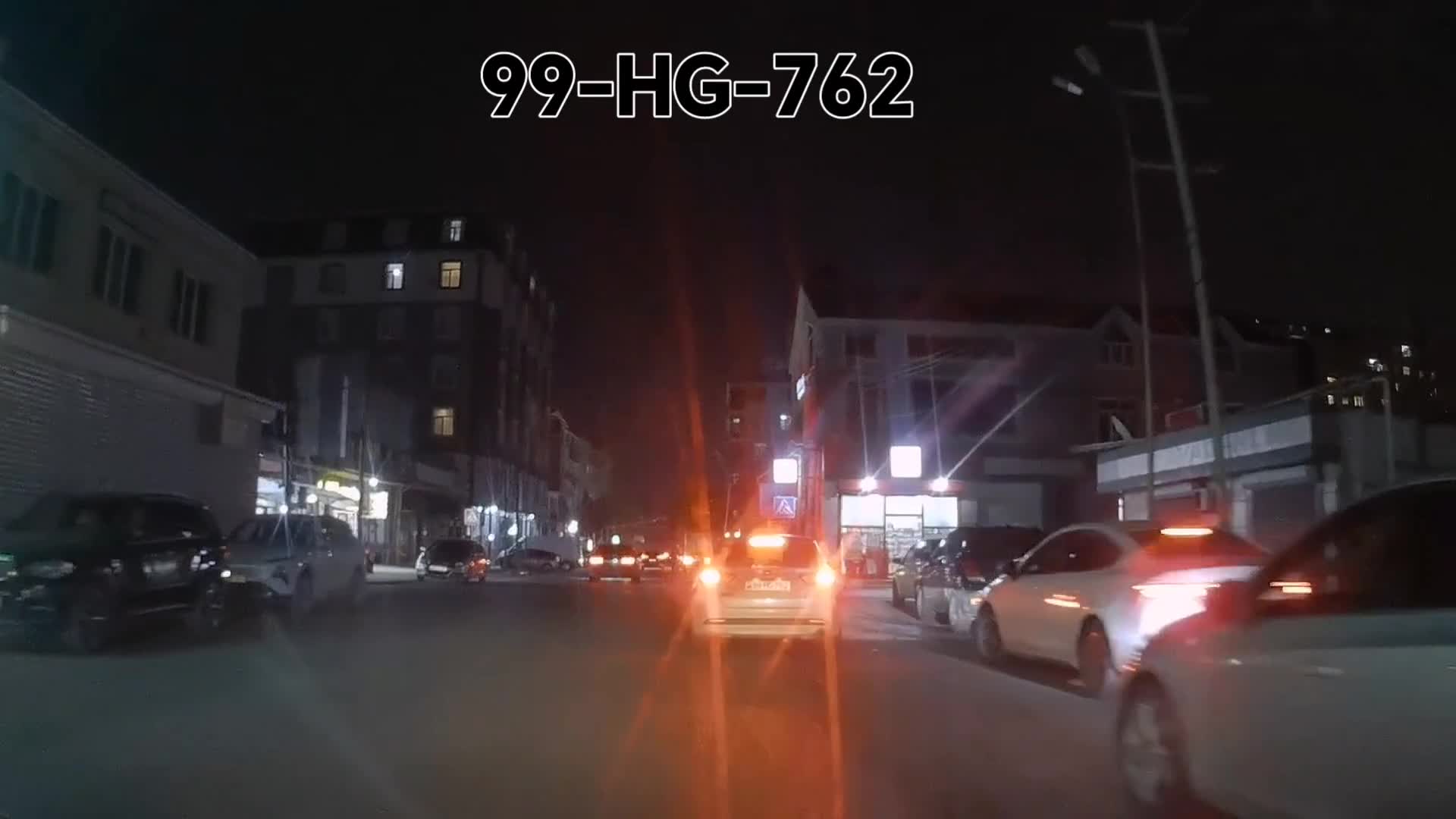 Bu sürücü nə etdiyini özü də bilmir: Yolun ortasında saxlayıb...