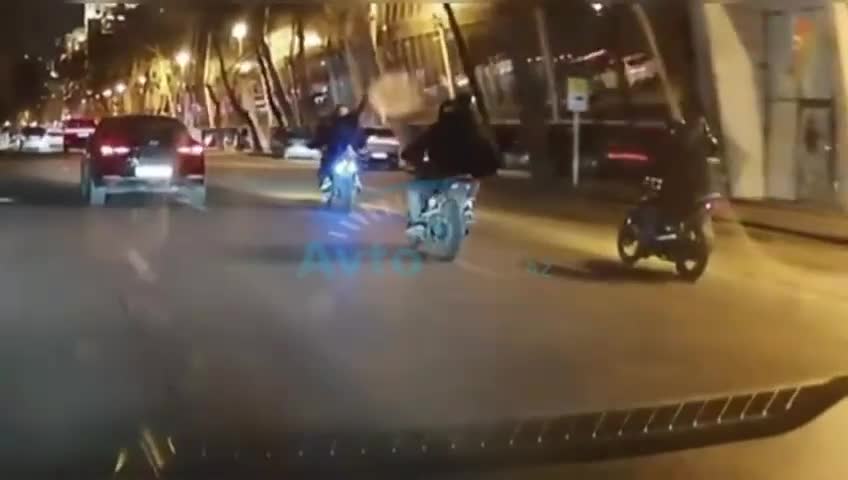 Şəhərin mərkəzində təhlükə saçan motosikletçi qəza törədib qaçdı