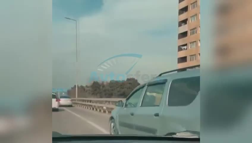 Yol çiyninə çıxan sürücülər təhlükə yaratdılar