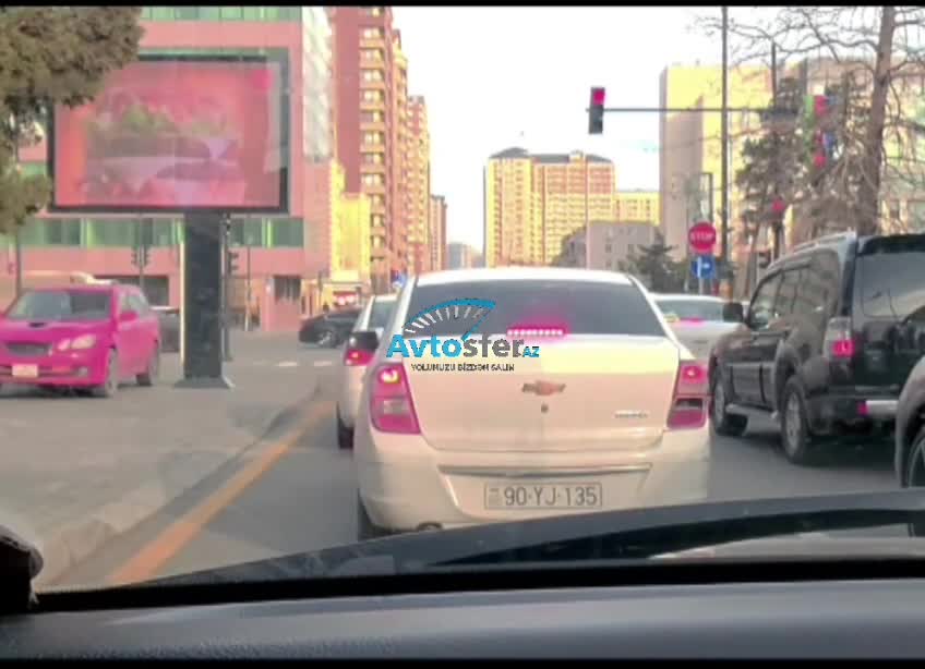 Yolayrıcında işıqfor varsa, hansı nişanlar qüvvəsini itirir?