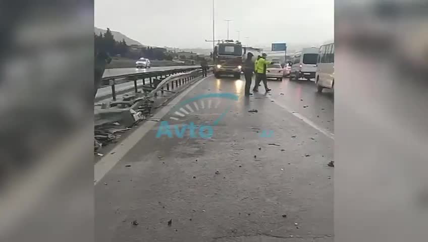 Sədərək yolunda qəza: Yük maşını dəmir arakəsməyə çırpıldı