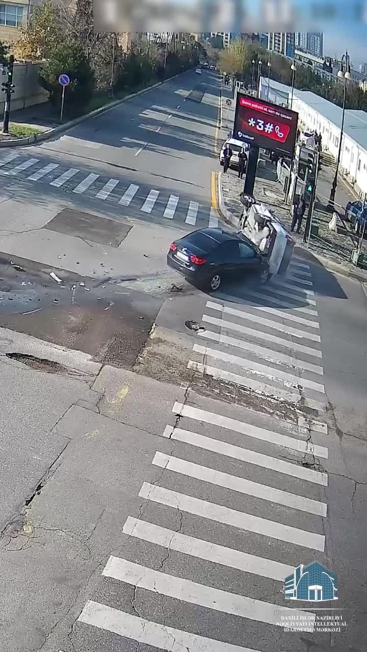 Qırmızı işığa məhəl qoymayan sürücü qəza törətdi