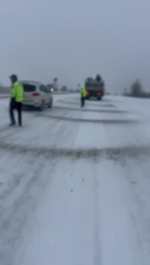 Qarlı hava şəraitinə görə polis hərəkətə keçdi 