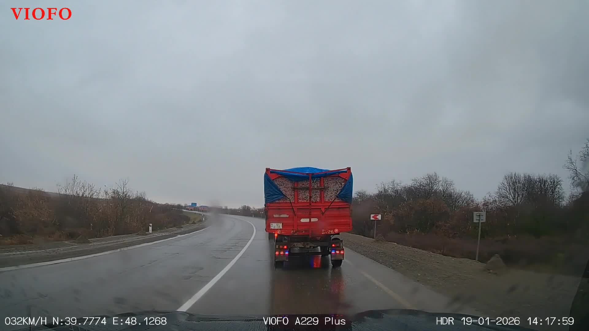 Daşıdığı ağır yüklü qoşqulu traktorla əks yola çıxdı