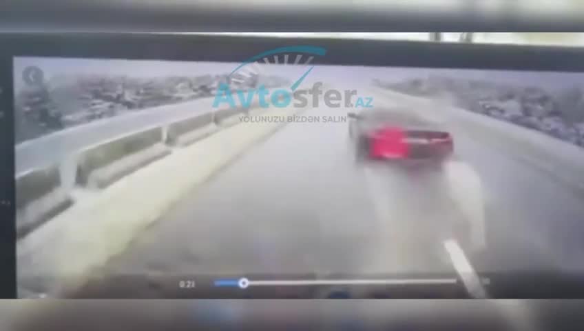 Sürücü qayda pozan yük maşınına əsəbiləşib görün nə etdi 