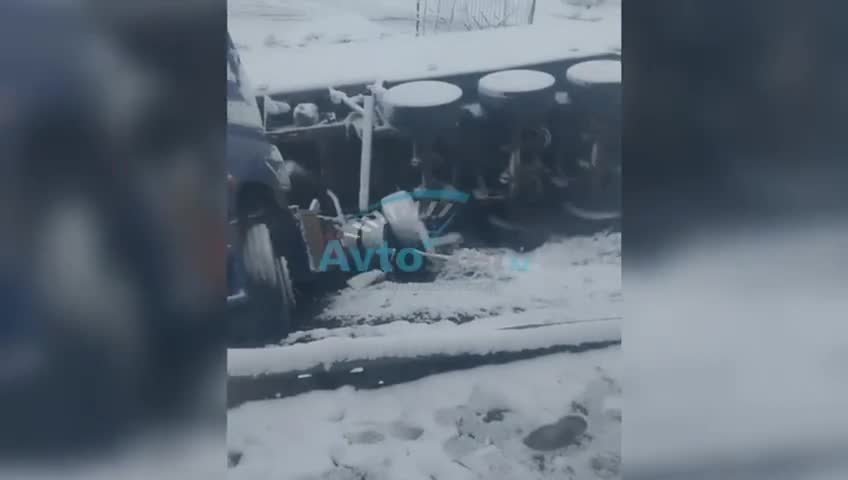 Sabirabadda yük maşını və “VAZ” dərəyə düşdü  