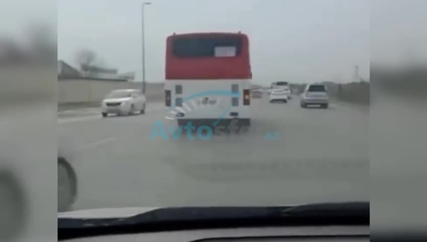 Əks yola çıxıb maşınların üzərinə sürdü 