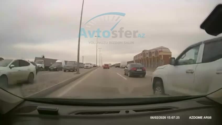 Sol zolaqdakı maşını gözardı edən sürücü qəza şəraiti yaratdı 