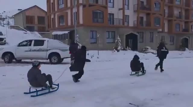 Kəlbəcərli uşaqların xizək keyfi