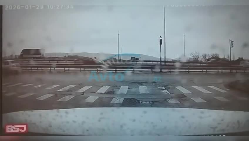 Qayda pozan qadın sürücü işıqforda dayanan maşını vurdu