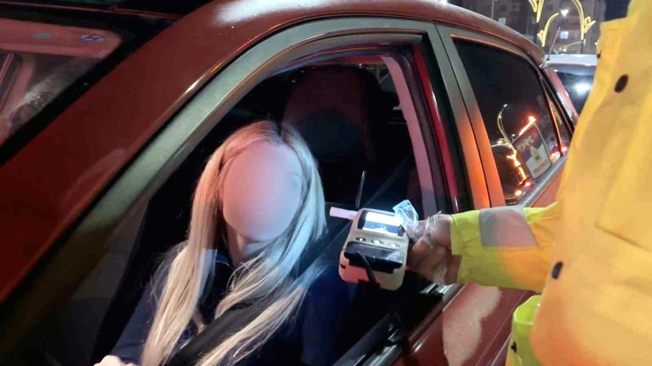 Qadın sürücü Elçibəy küçəsində “Hyundai”la sərxoş tutuldu